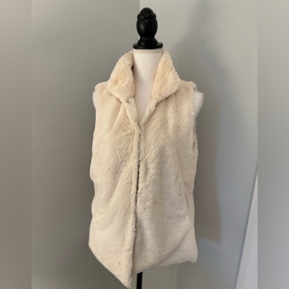 Apt 9 Faux Fur Vest Medium. Button closure - Picture 1 of 11